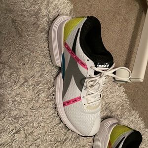 fleet feet supportive arch sneakers